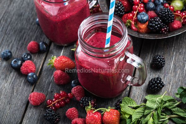 remedios caseros para las varices: jugo de fresas y moras