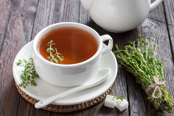 Remedios caseros para la amigdalitis: té de tomillo